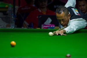 Atlet Biliar Sumut Jaka K memukul bola saat pertandingan laga English Billiard Frame Double putra pada perhelatan PON XXI Aceh-Sumut di Pardede Hall,Medan,Sumatra Utara, pada Selasa (10/9/2024). 