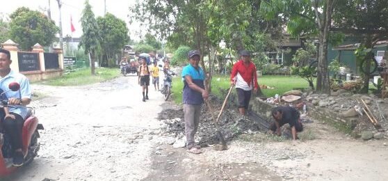 Lurah Kelurahan Pekan Gebang Selamat Sahri S.Sos, terlihat sedang  membersihkan parit dan gorong - gorong supaya aliran air lancar.