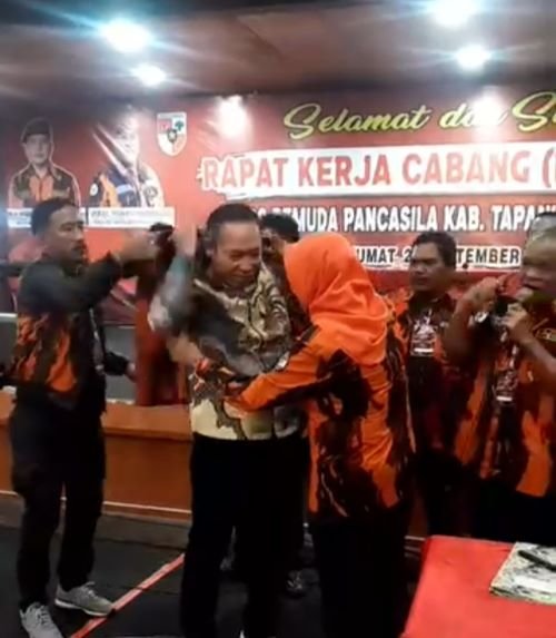 JTP Hutabarat saat dikenakan jaket PP disambut meriah peserta Rakercab PP Taput. 