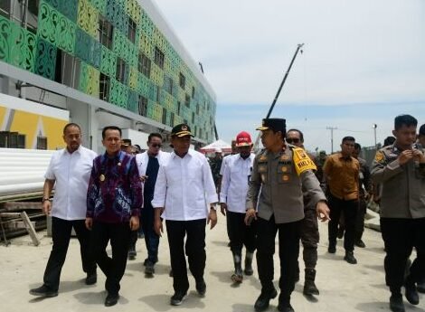 Penjabat (Pj) Gubernur Sumatera Utara (Sumut) Agus Fatoni bersama Menteri Pembangunan Manusia & Kebudayaan Muhadjir Effendy, Pangdam I Bukit Barisan Mochammad Hasan, serta Wakapolda Sumut Ronie Samtana  meninjau Stadion Utama Sport Centre Sumut, Kamis (5/9/2024).