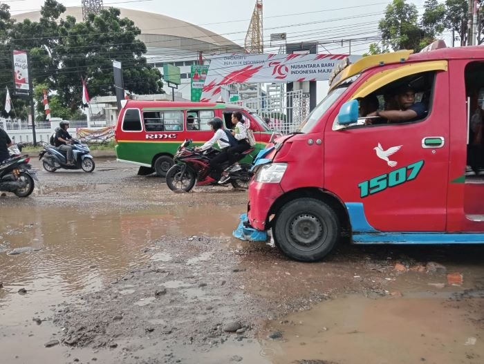 Inilah keadaan Jalan Willem Iskandar disaat turun hujan, tak ubahnya "ak" kubangan kerbau