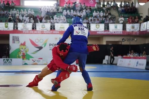 Sambo_Combat_Putra_71kg_Final#3_Rahayu Effendi_180924Atlit Sambo Jabar (merah) vs Atlit Sambo Kalsel (biru) kelas 71 kg, PON XXI Aceh – Sumut, pertandingan ini di menangkan Jabar, bertempat GOR Stabat Kab. Langkat, Rabu 180924/PB PON XXI SUMUT / Rahayu Effendi