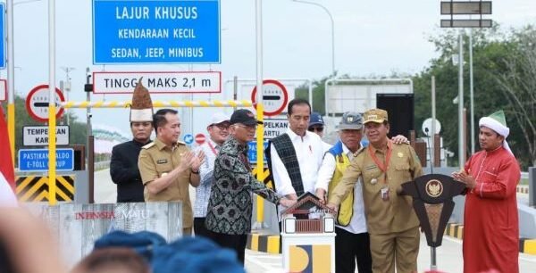 Presiden RI Joko Widodo bersama Bupati Simalungun Radiapoh Hasiholan Sinaga.