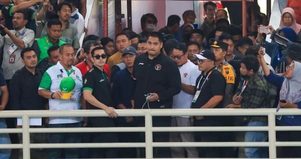 Menteri Pemuda dan Olahraga Republik Indonesia Dito Ariotedjo meninjau venue voli indoor di GOR Bola Voli Indoor Sumut Sport Center, 