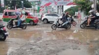 Inilah keadaan Jalan Willem Iskandar disaat turun hujan, tak ubahnya "ak" kubangan kerbau