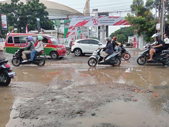 Inilah keadaan Jalan Willem Iskandar disaat turun hujan, tak ubahnya "ak" kubangan kerbau