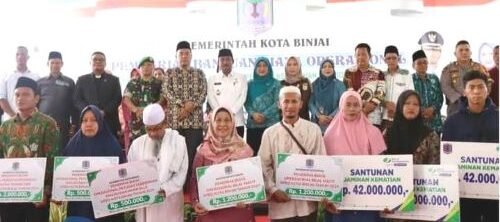 Walikota Binjai berfoto bersama dengan para penerima bantuan operasional.