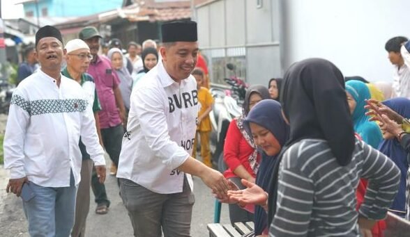 T Rizki di abadikan saat bersilaturahmi dengan warga Kampung Binjai yang siap Jadi Relawan Pemenangan Tengku Rizki Alisyahbana Menjadi Walikota Binjai 2024-2029.