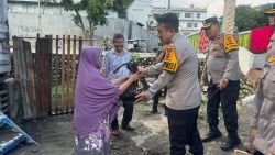 Kapolres Binjai AKBP Bambang C Utomo berikan bantuan sembako  kepada warga masyarakat yang  terdampak banjir di Binjai. 