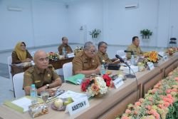 Basarin Yunus Tanjung saat memimpin Rapat Koordinasi Pemerintah (Rakorpem)