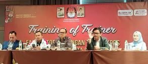 Ketua KPU Sumut Agus Arifin membuka kegiatan dengan narasumber Kordiv Teknis Raja Ahab dan Kordiv Logistik Kotaris Banurea dan Komisioner KPU Sumut Robby Efendy di Hotel Grand City Hall, kota Medan, Jumat (25/10/2024).