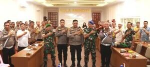 Kapolres Binjai AKBP Bambang C Utomo di wakili oleh Wakapolres Kompol RD Firman D SH, MH, berfoto bersama peserta Rakor .