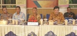 Pjs Bupati Asahan  Basarin Yunus Tanjung mendengarkan keluh kesah  masyarakat.