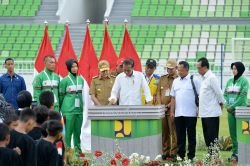 Presiden Republik Indonesia (RI) Joko Widodo didampingi oleh Pj. Gubernur Sumatera Utara (Sumut) Agus Fatoni meresmikan Stadion Utama Sumatera Utara di Desa Sena, Kecamatan Batangkuis, Kabupaten Deliserdang. Selasa (15/10/2024). 