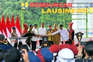 Pj Gubernur Sumut Agus Fatoni mendampingi Presiden RI Joko Widodo meresmikan Bendungan Lau Simeme, Kecamatan Sibiru-biru, Kabupaten Deliserdang, Rabu (16/10/2024).