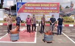 Kajari Binjai H Jufri (ketiga dari kanan) bersama pihak terkait memusnahkan barang bukti perkara pidana umum yang sudah inkrah, di halaman Kantor Kejari Binjai.