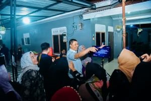 Berbaur dengan warga masyarakat Pj Bupati Batu Bara dan Kapolres menjelang Pilkada serentak 2024 .