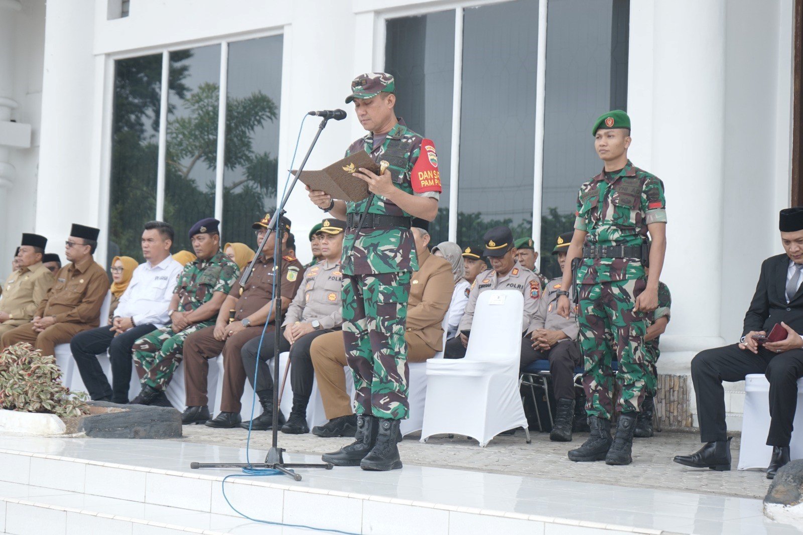 Dandim 0208/Asahan Letkol Inf Muhammad Bassarewan saat membacakan amanat pidato tertulis Pjs Bupati Asahan