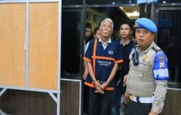 FS saat berada di Kantor Polisi Polres Labuhanbatu beberapa waktu lalu.