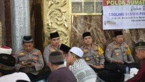 Kapolres Batu Bara bersama Waka Poldasu serta rombongan menyempatkan giat Jumat berkah disertai cooling system di Masjid Al Munawaroh Sipara para Kecamatan Air Putih Batu Bara