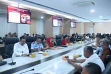 Tim Desk Koordinasi Pilkada Serentak Kemenko Polhukam melaksanakan kunjungan monitoring dalam rangka persiapan Pilkada serentak Provinsi  Sumatera Utara di Ruang Rapat I Kantor Gubernur Sumut Jalan Diponegoro Nomor 30 Medan, Kamis (21/11/2024) . Kunjungan ini bertujuan untuk memastikan Pilkada di Sumut berjalan lancar. 