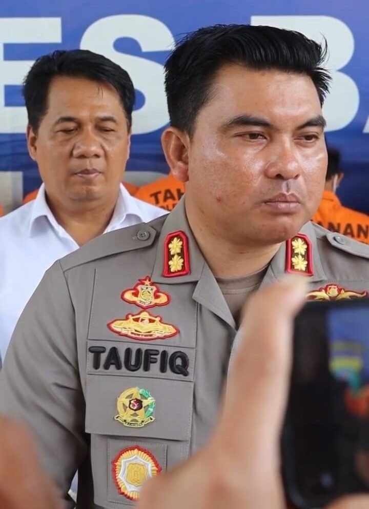 Kapolres Batu Bara AKBP Taufik didampin̈gi  Kasat Narkoba AKP Fery Kusnadi saat memberikan keterangannya 