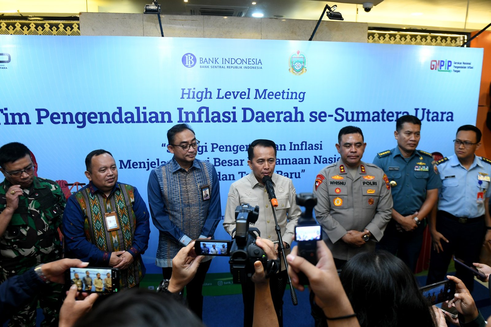 Pj Gubernur Sumatera Utara (Sumut) Agus Fatoni menyampaikan keterangan kepada wartawan usai  acara high level meeting (HLM) Tim Pengendalian Inflasi Daerah (TPID) se-Sumut yang diselenggarakan di Lantai 10 Bank Sumut, Jalan Imam Bonjol Medan, baru-baru ini.