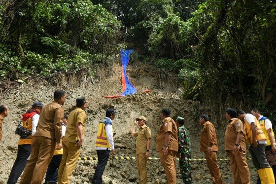 Pj Gubernur Sumatera Utara (Sumut) Agus Fatoni meninjau lokasi longsor di Jalan Medan-Berastagi Kecamatan Sibolangit, Senin (2/12/2024). Longsor telah menelan 10 korban jiwa di lokasi tersebut pada 26 November lalu.