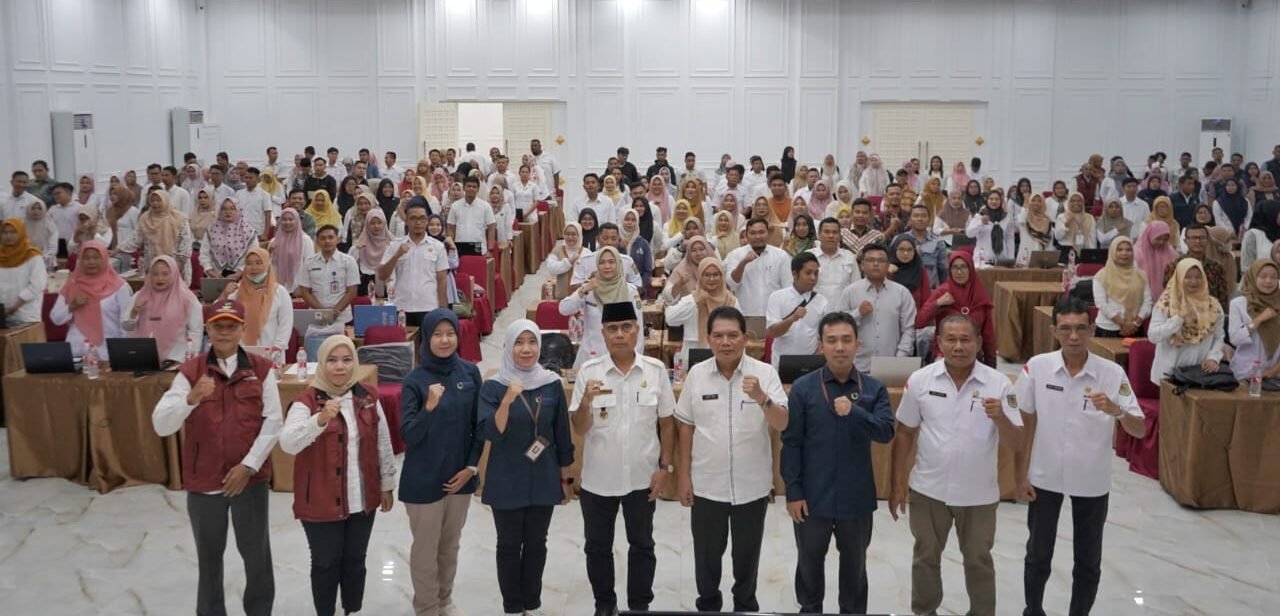 Asisten Perekonomian dan Pembangunan Oktoni Eriyanto, Kadis Sosial, Kepala OPD, narasumber, foto bersama peserta kegiatan bimbingan teknis