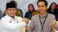 Jokowi dan Praowo saling berjabatan tangan