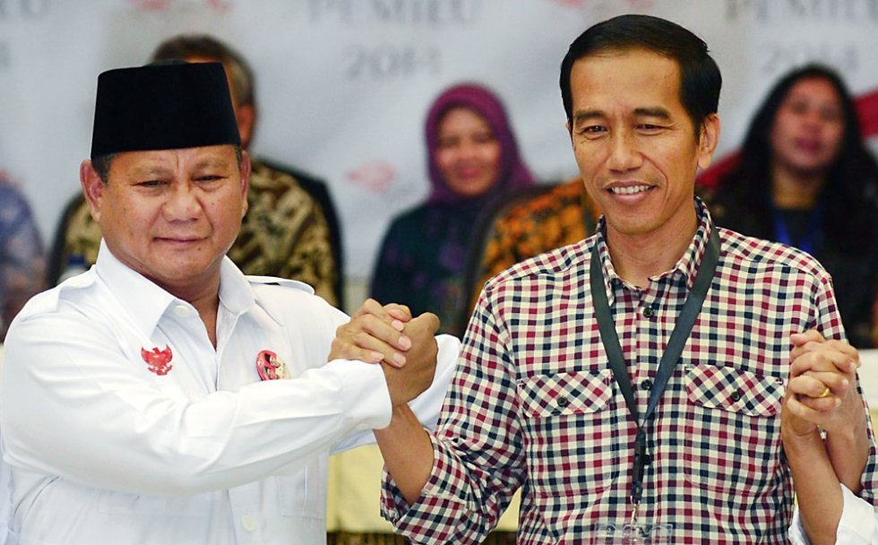 Jokowi dan Praowo saling berjabatan tangan