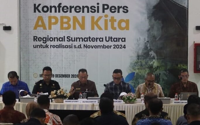 Kepala Perwakilan Kemenkeu Sumut yang juga menjabat sebagai Kepala Kanwil DJP Sumut I, Arridel Mindra (tiga kiri) pada pemaparan APBN Kita Regional Sumut untuk realisasi sampai November 2024 di Gedung Keuangan Negara 