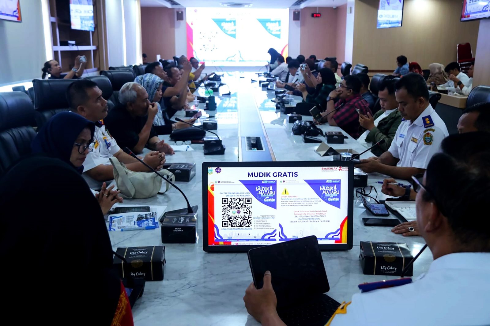 Kepala Dinas Perhubungan Provinsi Sumatera Utara (Sumut) Agustinus Panjaitan didampingi Kepala Bidang Informasi dan Komunikasi Publik Dinas Kominfo Sumut Harvina Zuhra melaksanakan kegiatan Temu Pers dalam rangka Kesiapan Sektor Transportasi Masa Natal 2024 dan Tahun Baru 2025 Provinsi Sumatera Utara, di Ruang Rapat I Kantor Gubernur Sumut Jalan Diponegoro Nomor 30 Medan, Kamis (5/12/2024).