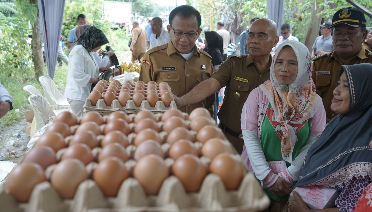 Oktoni Eriyanto saat meninjau pelaksanaan Kegiatan Operasi Pasar Murah 