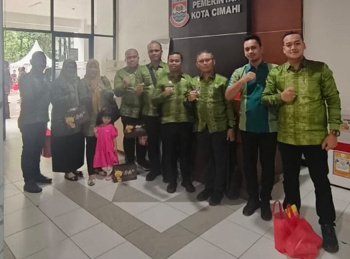 Para Camat foto bersama ASN Pemko Cimahi.