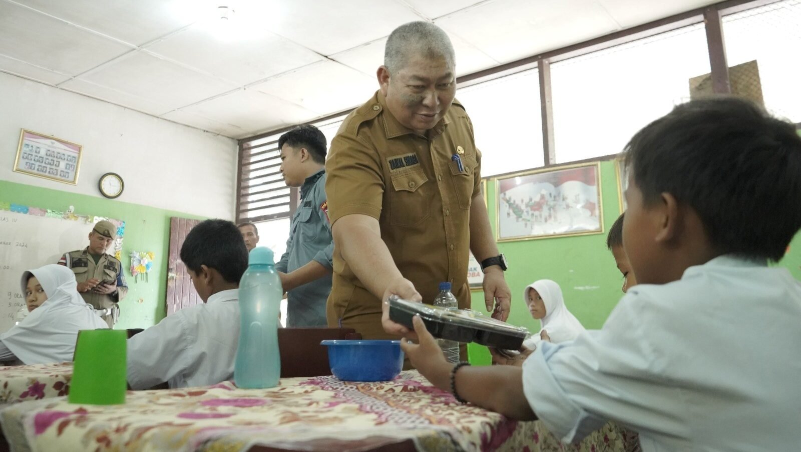 Sekretaris Daerah Kabupaten Asahan  Zainal Aripin Sinaga berikan makanan gratis kepada seorang pelajar 