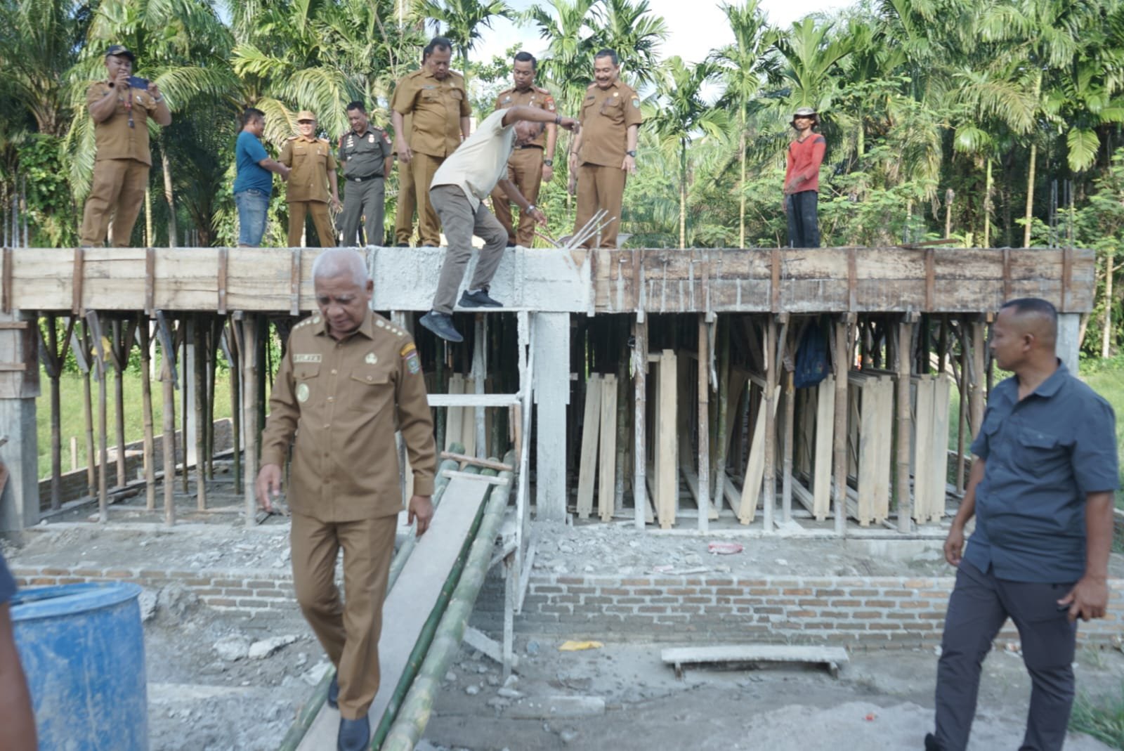 Surya saat melihat pelaksanaan pembangunan Replika Rumah Tuan Syech Silau.