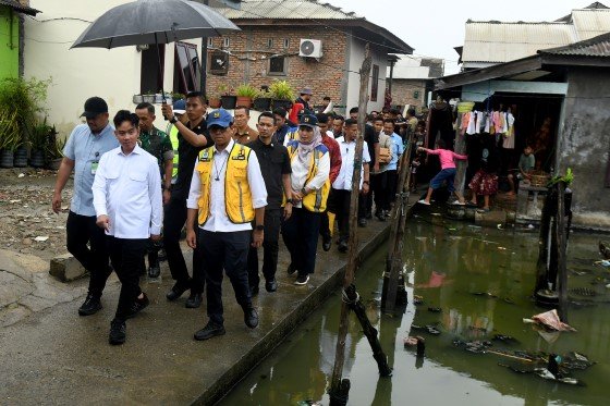 Wakil Presiden RI Gibran Rakabuming Raka didampingi Pj. Sekda Provnsi Sumatera Utara (Sumut) Effendy Pohan, dan Walikota Medan Bobby Afif Nasution meninjau penanganan masyarakat miskin ekstrem di Desa Bahari, Belawan, Kota Medan, Selasa (24/12). Wapres juga sempat membagikan susu kepada anak-anak