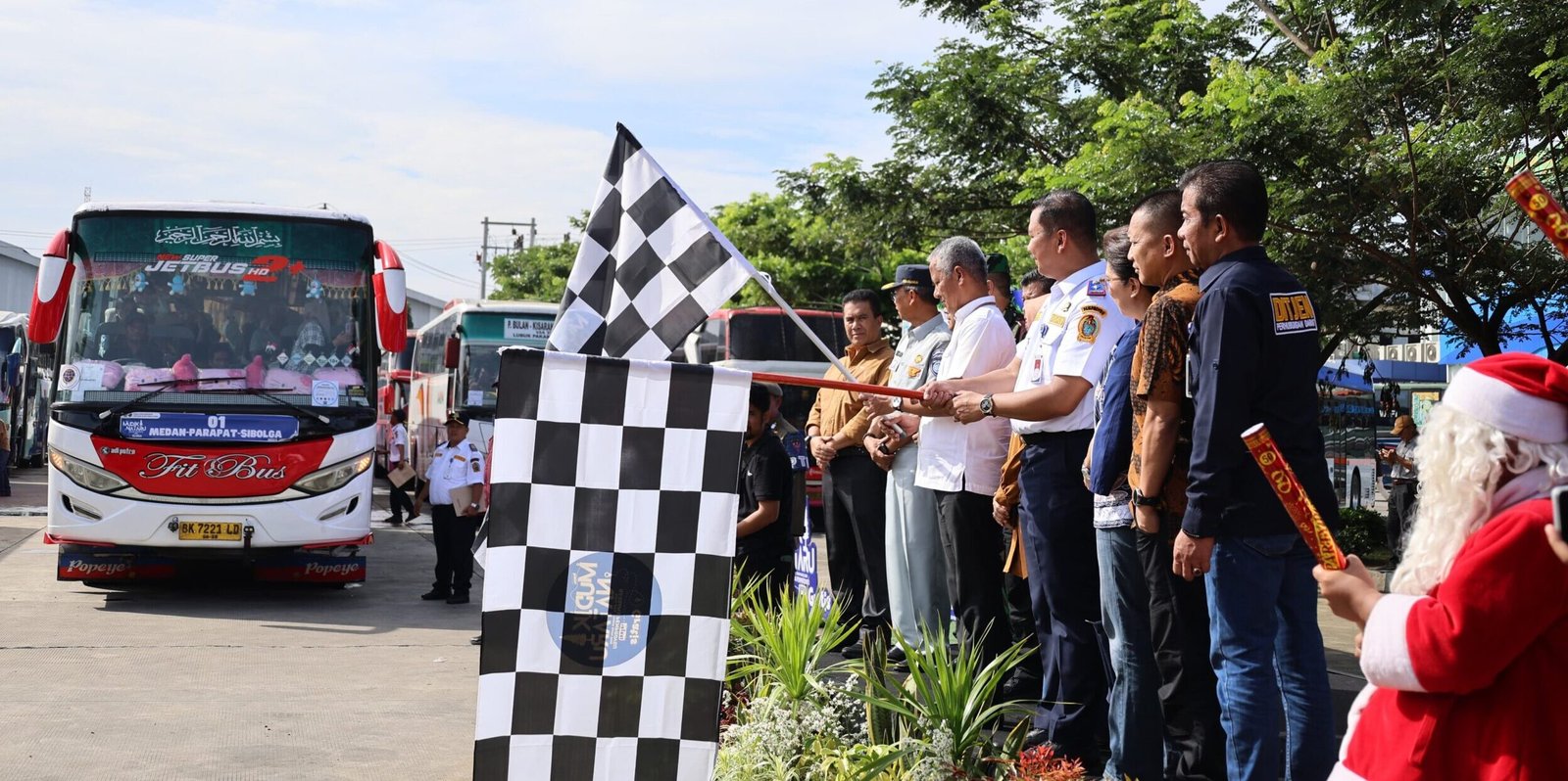 Pemerintah Provinsi (Pemrpvo) Sumatera Utara (Sumut) melepas keberangkatan 1.200 peserta Mudik Gratis Natal dan Tahun Baru (Nataru)  2024/2025. Acara berlangsung di Terminal Amplas, Jalan Panglima Denai, Medan, Sabtu (21/12/2024).