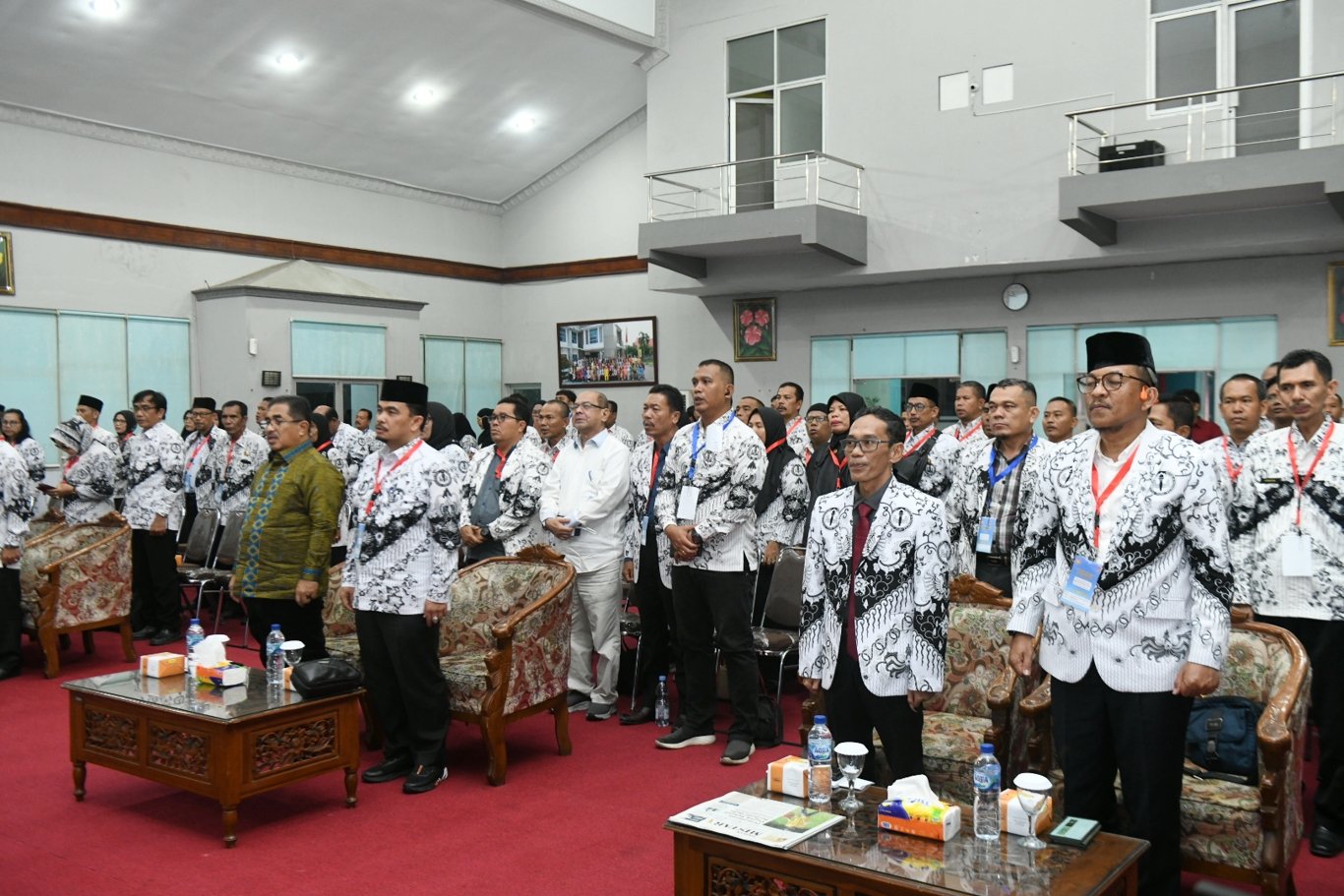 Kepala Dinas Pendidikan Sumut Abdul Haris Lubis bersama Kadis Kominfo Sumut yang juga Wakil Ketua Persatuan Guru Republik Indonesia (PGRI) Sumut Ilyas Sitorus, Ketua PGRI Sumut Saiful Abdi, serta Ketua Lembaga Konsultasi dan Bantuan Hukum PGRI (LKBH) PB PGRI Abdul Waseh, membuka Konfrensi Provinsi PGRI Sumut Masa Bakti XXIII di Aula Danau Toba , Balai Besar Guru Penggerak, Jalan Kenangan Raya Nomor 64, Medan, Jumat (6/12).