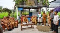 Kepala Dinas Ketahanan Pangan, Tanaman Pangan dan Hortikultura Sumut Rajali mewakili Pj Gubernur Sumut mendampingi Wakil Menteri Dalam Negeri Bima Arya dialog bersama Petani dalam rangka mendukung penuh percepatan memulihkan dan menormalisasi saluran irigasi Bendungan Sidoras karena banjir pada sawah masyarakat di Desa Cinta Rakyat, Kecamatan Percut Seituan, Kabupaten Deliserdang, Senin (20/1/2025).