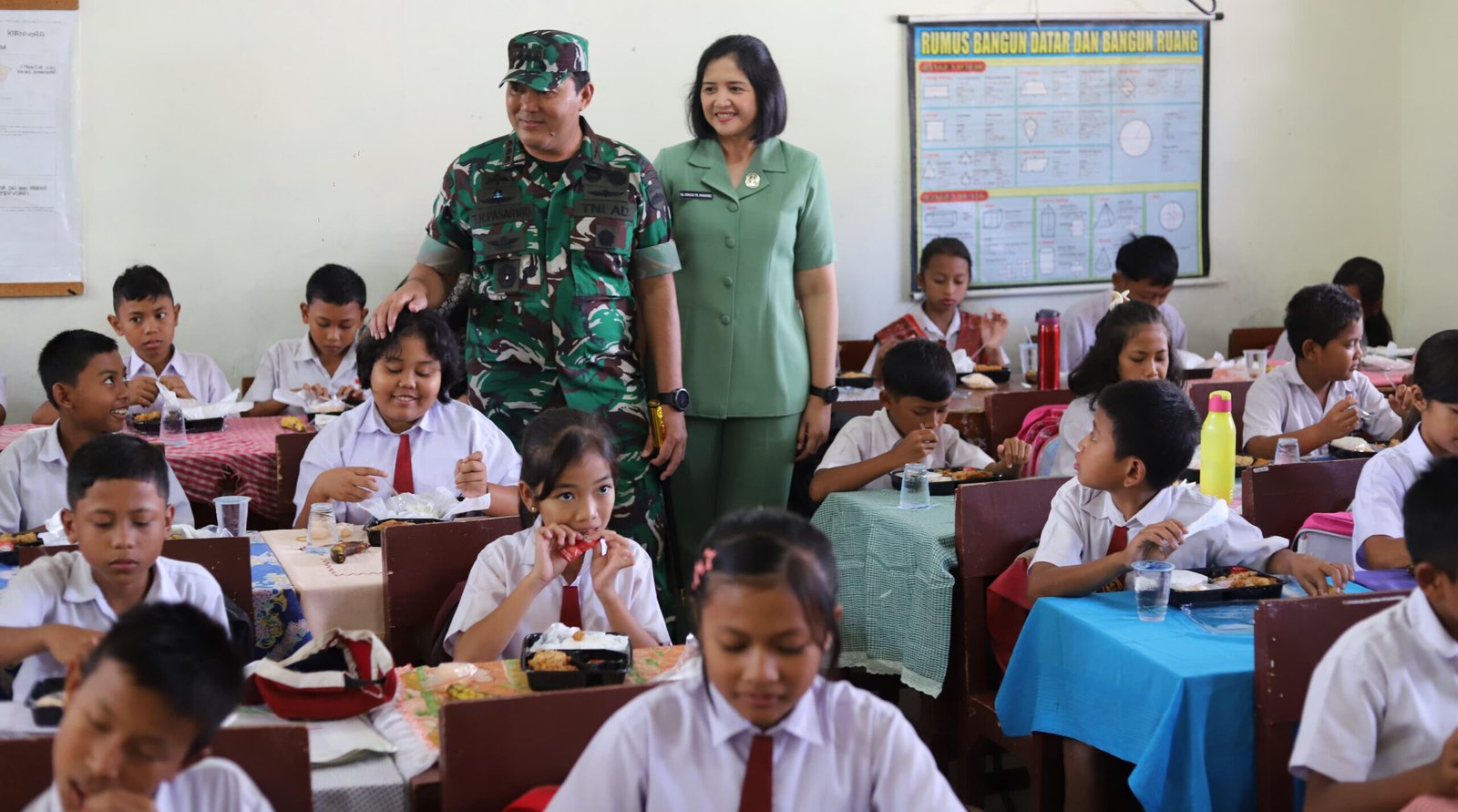 Danrem 022/PT Kolonel Inf Tagor Rio Pasaribu. SE saat berikan masmkan sehat bergizi untuk Siswa SD Negeri 095205 Parbalogan.