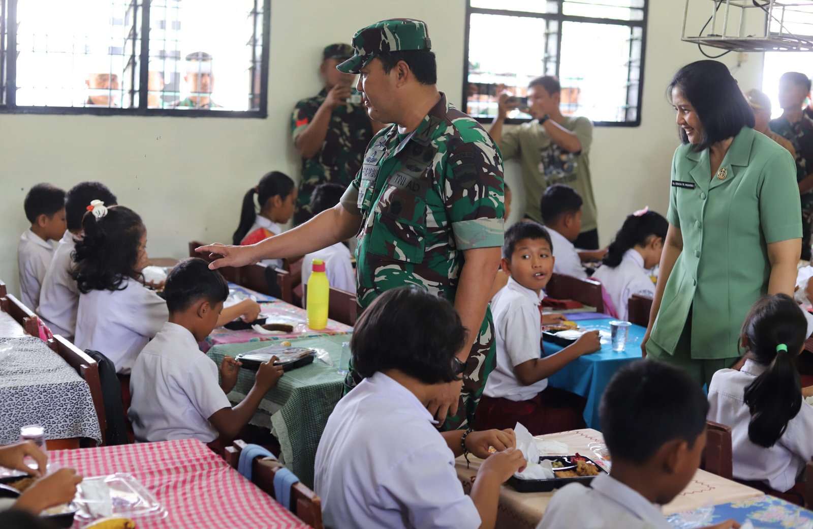 Danrem 022/PT Kolonel Inf Tagor Rio Pasaribu saat berikan makan sehat bergizi untuk siswa SD Negeri 095205 Parbalogan.