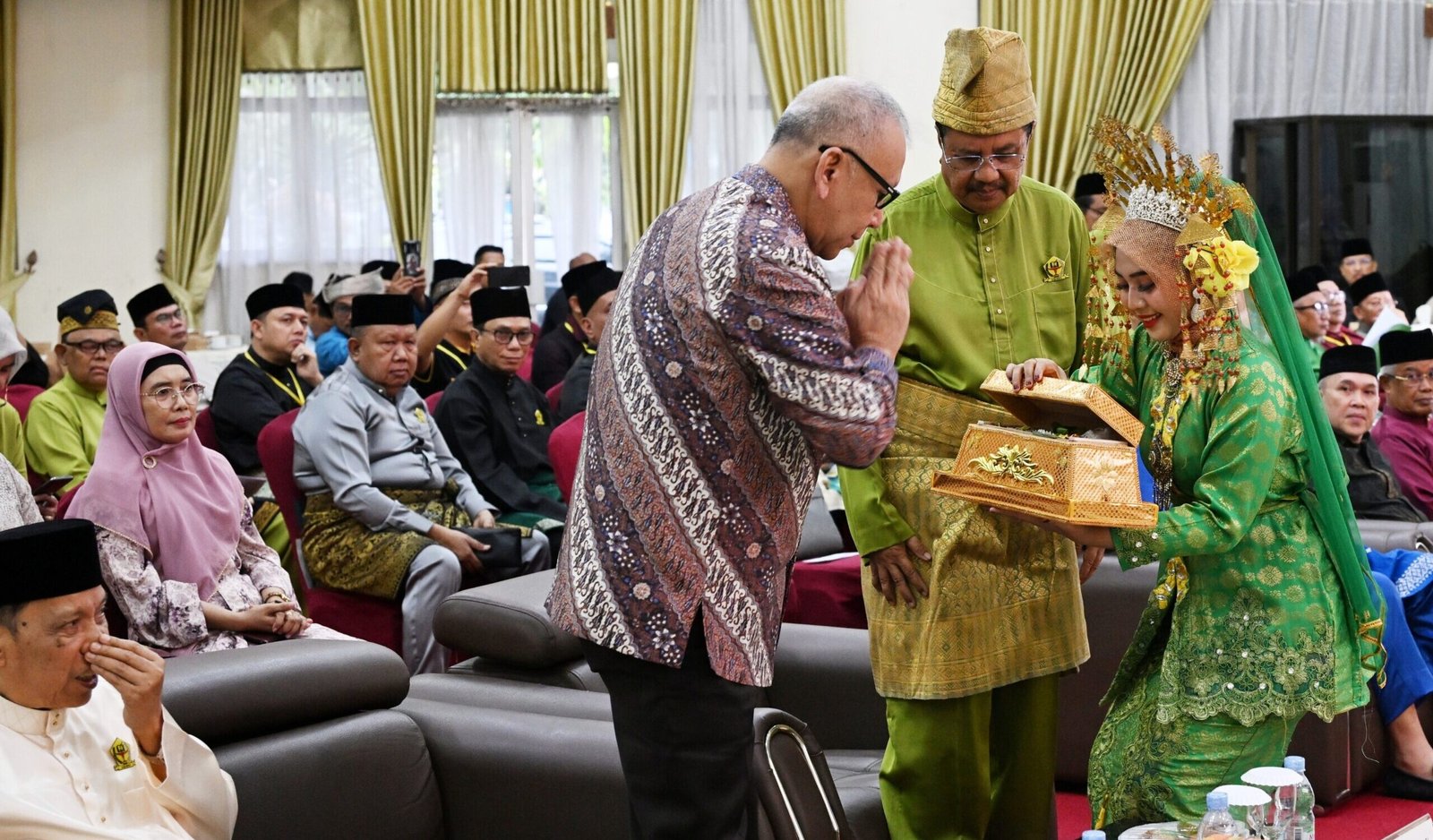 Pj Sekda Provinsi Sumatera Utara (Sumut) Effendy Pohan bersama Ketua Ikatan Sarjana Melayu Indonesia (ISMI) Tengku Erry Nuradi, Rektor Universitas Muhammadiyah Sumatera Utara (UMSU) serta para tokoh Melayu lainnya meluncurkan buku 100 Tokoh Melayu Nusantara di Gedung Pancasila BPMP Sumut, Jalan Bunga Raya 96 Medan, Minggu (19/1/2025).