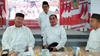 SAMBUT GUBERNUR: Ketua PWI Kalsel, Zainal Helmie, menyambut kedatangan Gubernur Kalsel H Muhidin di kediaman, Kamis (23/1) petang, sekaligus menyampaikan rencana kehadiran Presiden Prabowo pada puncak perayaan HPN tanggal 9 Februari.