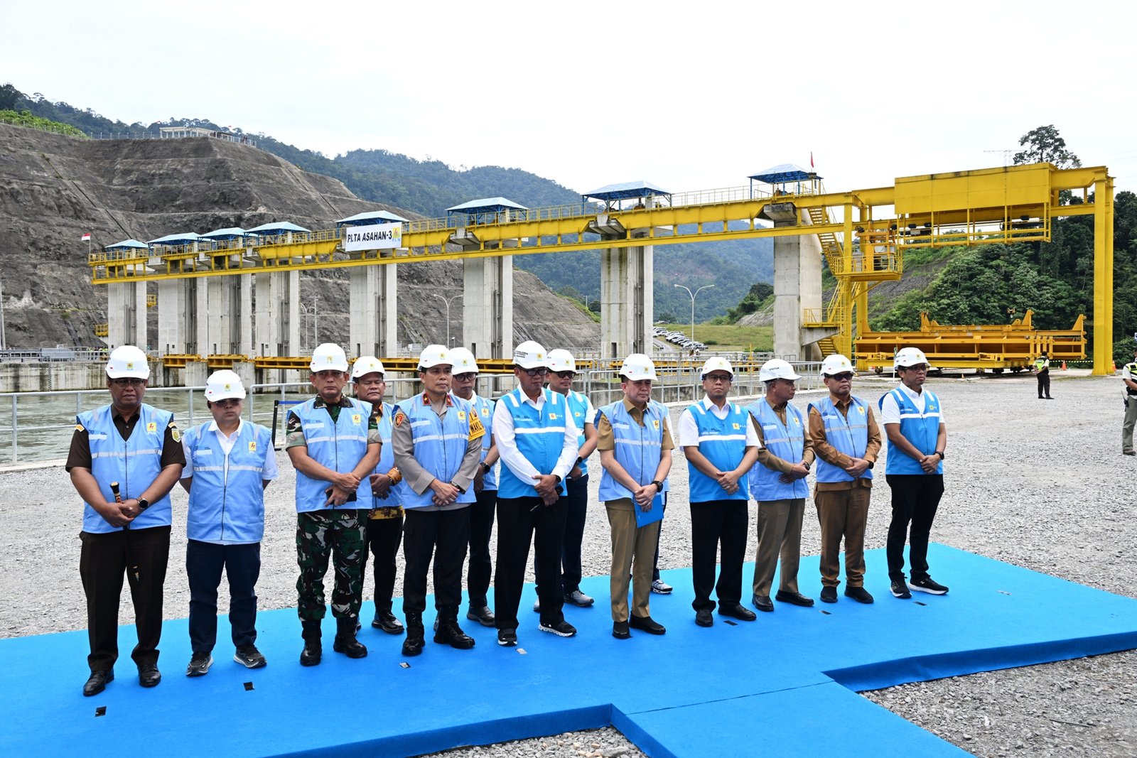 Pj Gubernur Sumatera Utara (Sumut) Agus Fatoni bersama Forkopimda Sumut, Forkopimda Kabupaten Asahan dan Toba, serta para petinggi PLN mengikuti secara daring peresmian Pembangkit Listrik Tenaga Air (PLTA) Asahan 3 di kawasan Intake Weir PLTA Asahan 3 Desa Tangga, Aek Songsongan Kabupaten Asahan. Pada Senin (20/01/2025) Presiden Republik Indonesia Prabowo Subianto meresmikan sebanyak 37 proyek ketenagalistrikan nasional yang tersebar di 18 Provinsi secara daring.