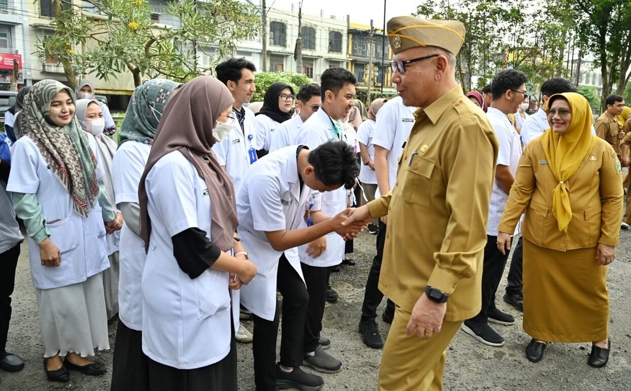 Penjabat (Pj) Sekretaris Daerah Provinsi (Sekdaprov) Sumatera Utara (Sumut) Muhammad Armand Effendy Pohan memimpin Apel Pagi di Halaman Kantor Rumah Sakit Umum Haji di Jalan R.S Umum Haji Nomor 47 Medan, Senin (20/1/2025).