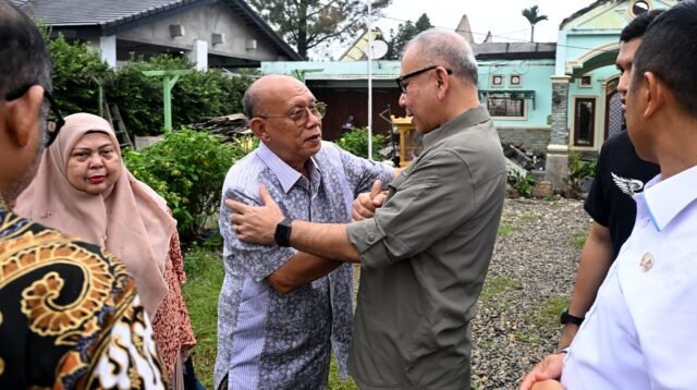 Sekdaprov Sumut M Armand Effendy Pohan didampingi para OPD Pemprov Sumut menjenguk dan memberikan dukungan kepada mantan Kepala Dinas Perikanan Sumut dan juga Asisten Kesejahteraan Sosial OK Zulkarnain yang mendapat musibah kebakaran rumahnya di Jalan Kedondong, Marindal I, Deliserdang, Jumat (24/1/2025).