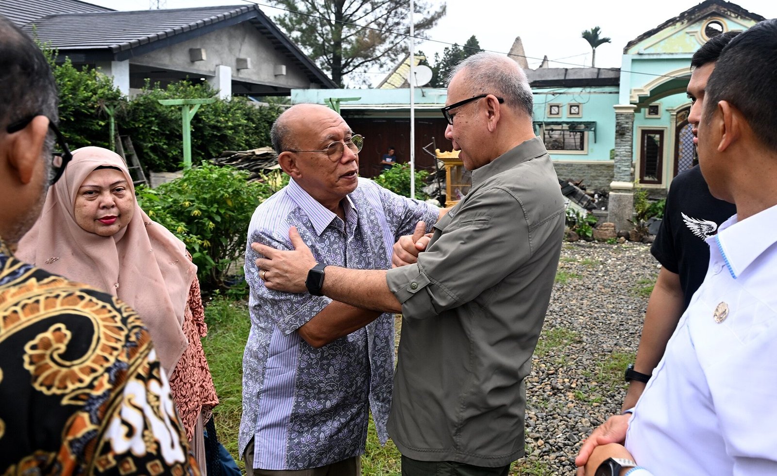 Sekdaprov Sumut M Armand Effendy Pohan didampingi para OPD Pemprov Sumut menjenguk dan memberikan dukungan kepada mantan Kepala Dinas Perikanan Sumut dan juga Asisten Kesejahteraan Sosial OK Zulkarnain yang mendapat musibah kebakaran rumahnya di Jalan Kedondong, Marindal I, Deliserdang, Jumat (24/1/2025).