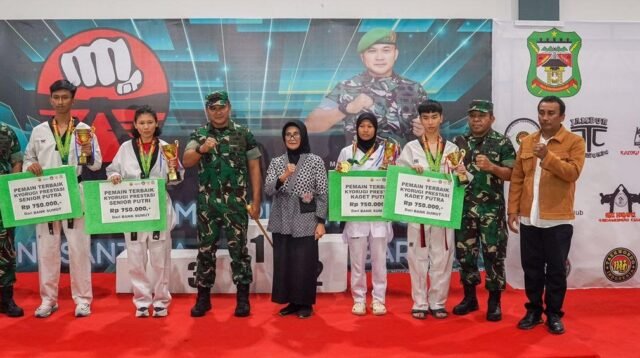 Pangdam I/BB Mayjen TNI Rio Firdianto, Danrem Pangdam I/BB , Danrem 022/PT Kolonel Inf Tagor Rio Pasaribu S. E, Wali Kota Pematangsiantar foto bersama usai memberikan medali, piala dan piagam pemain terbaik Kyorugi Prestasi kepada para juara.